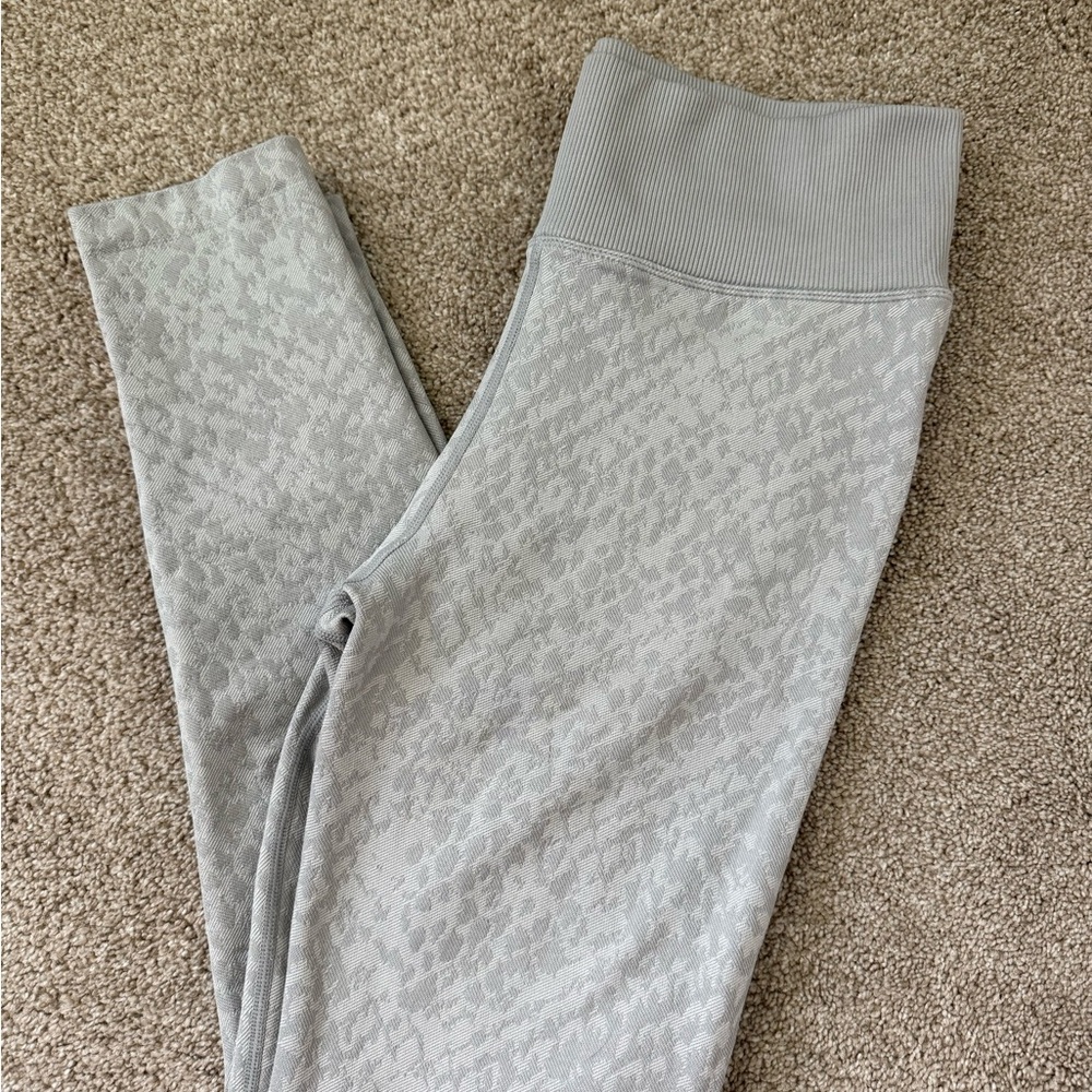 NWOT Aerie Gray Patterned Leggings
